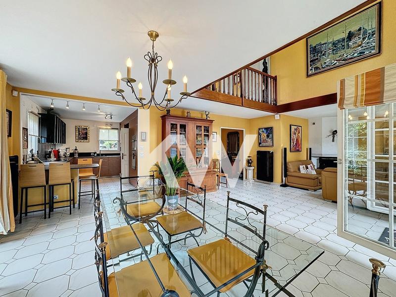 Maison - 213 m² - 8 pièces