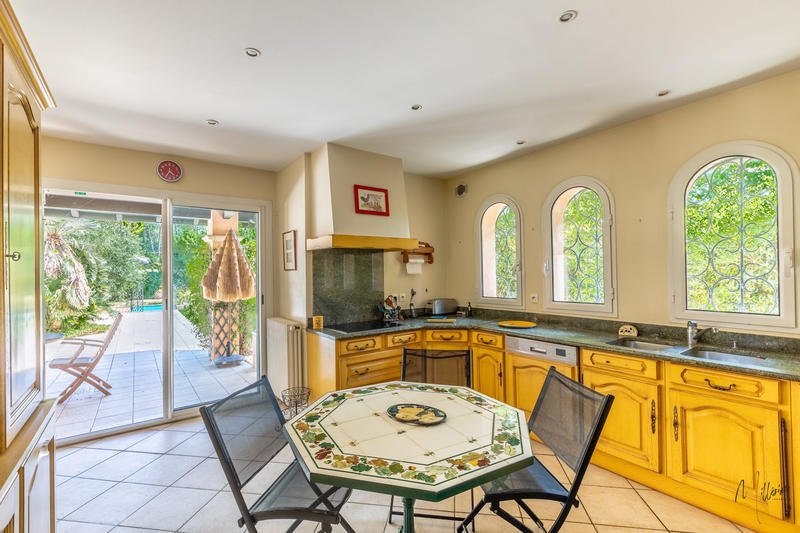 Maison - 219 m² - 5 pièces