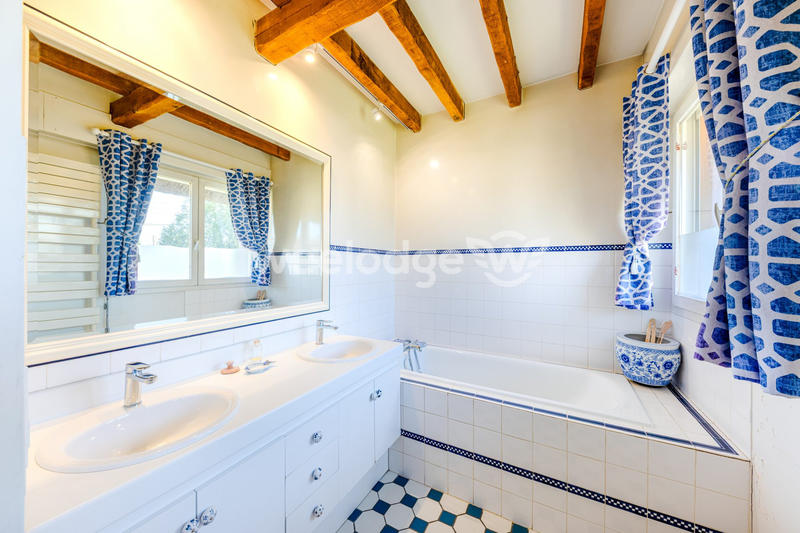 Maison - 210 m² - 9 pièces