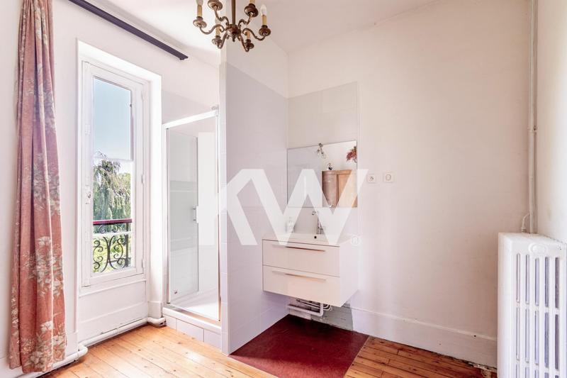 Maison - 256 m² - 9 pièces