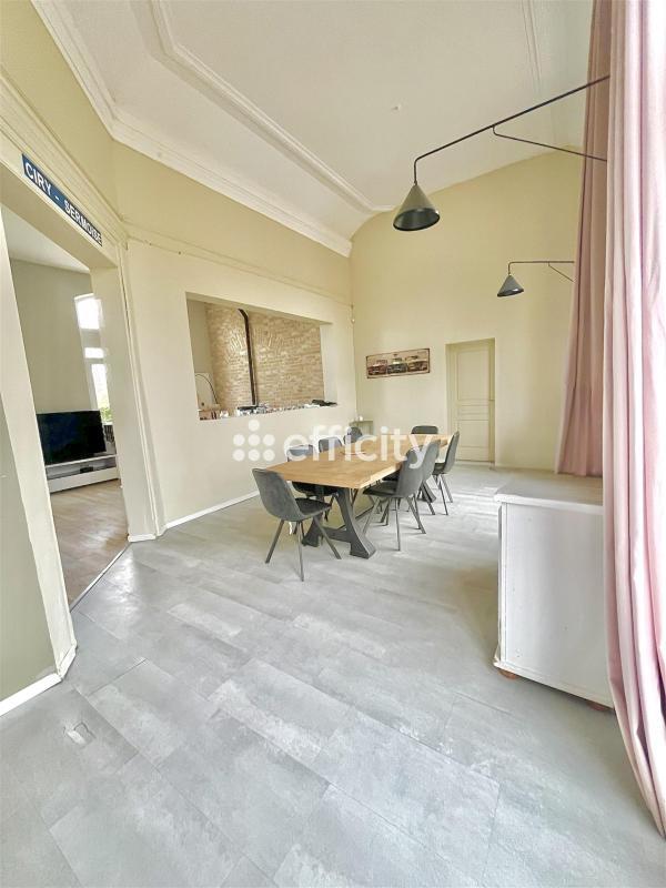 Maison - 233 m² - 7 pièces