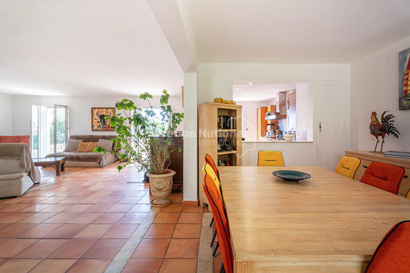 Maison - 241 m² - 6 pièces