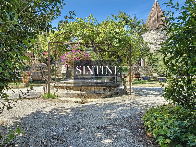 Maison - 3 008 m² - 45 pièces