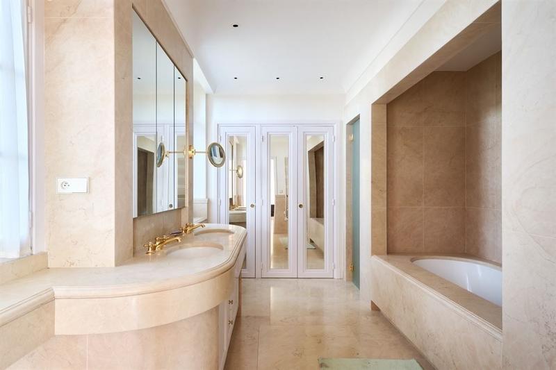 Maison - 2 850 m² - 30 pièces