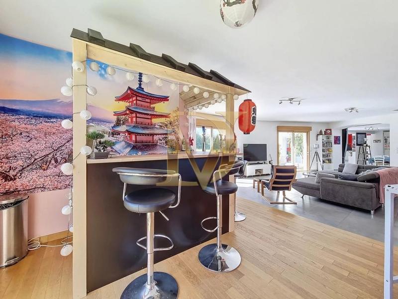 Propriété - 245 m² - 11 pièces