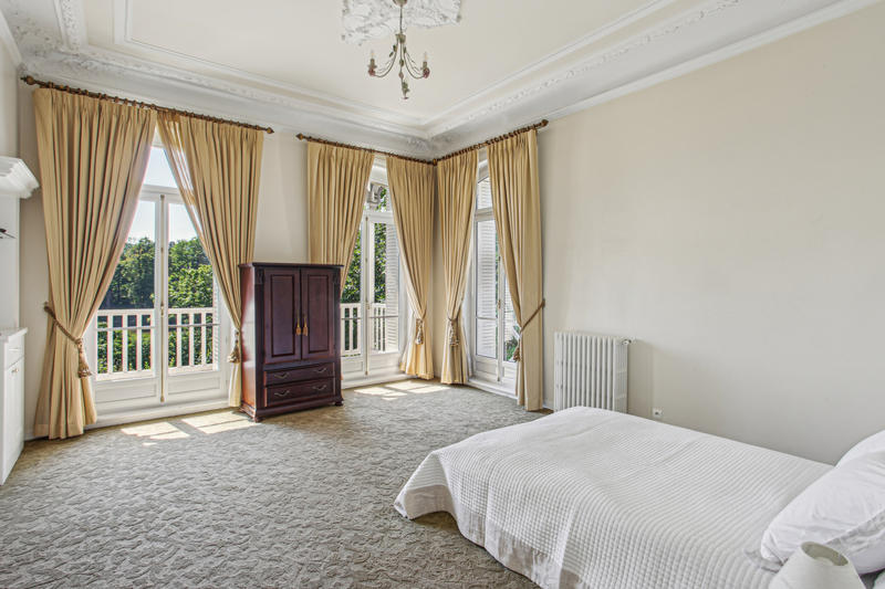 Maison - 425 m² - 11 pièces