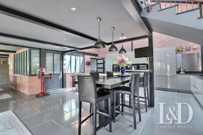 Maison - 750 m² - 14 pièces