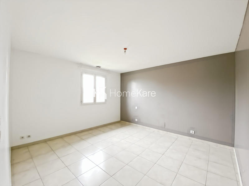 Maison - 1 200 m² - 4 pièces