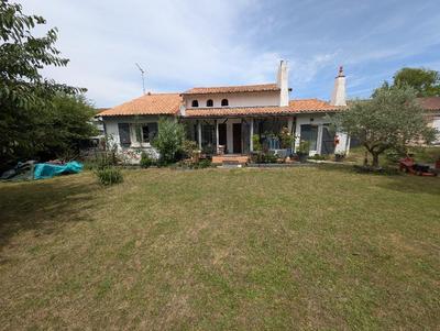 Maison traditionnelle - 180 m² - 8 pièces