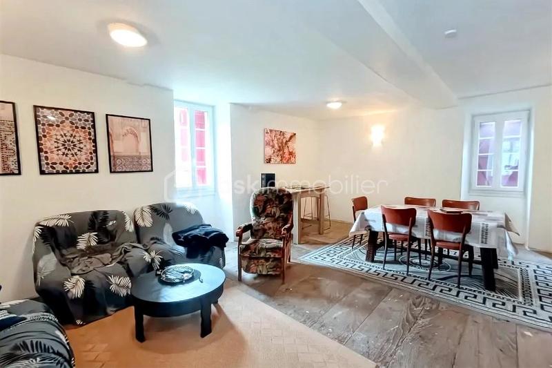 Maison - 240 m² - 6 pièces