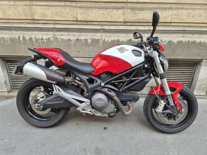Ducati Monster 696