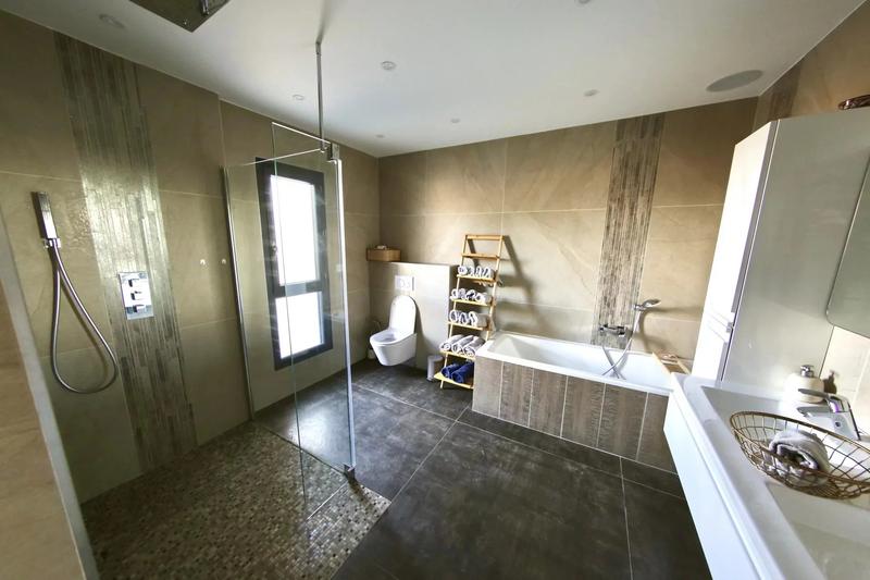 Maison - 235 m² - 6 pièces