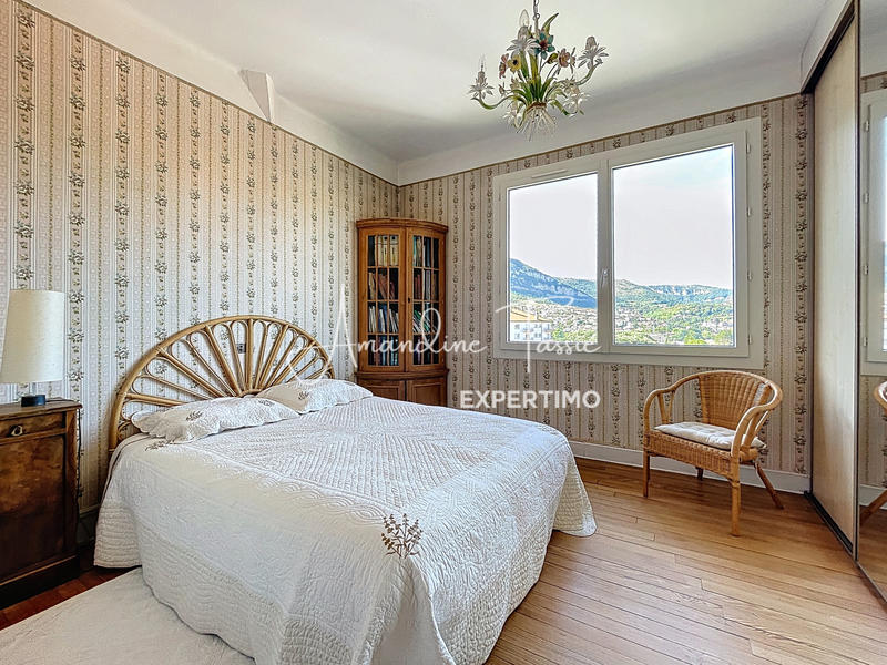 Maison - 202 m² - 7 pièces