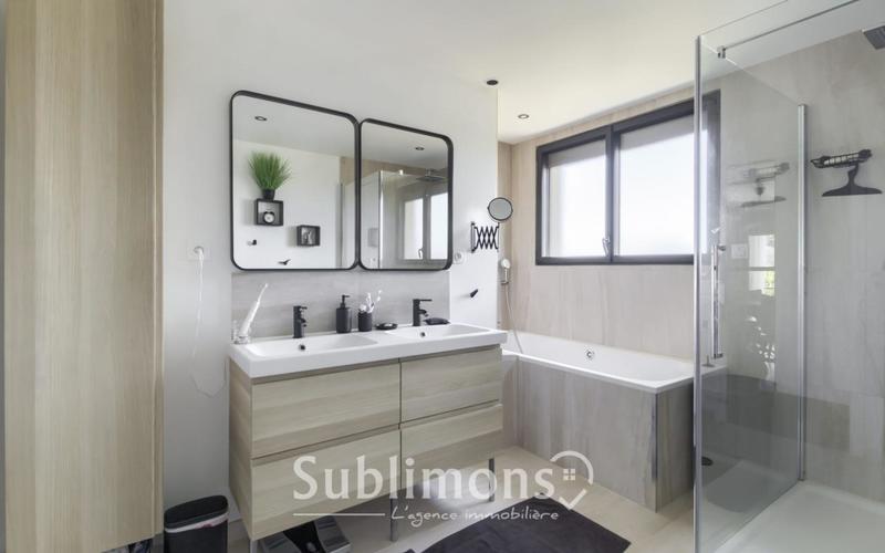 Maison - 235 m² - 9 pièces