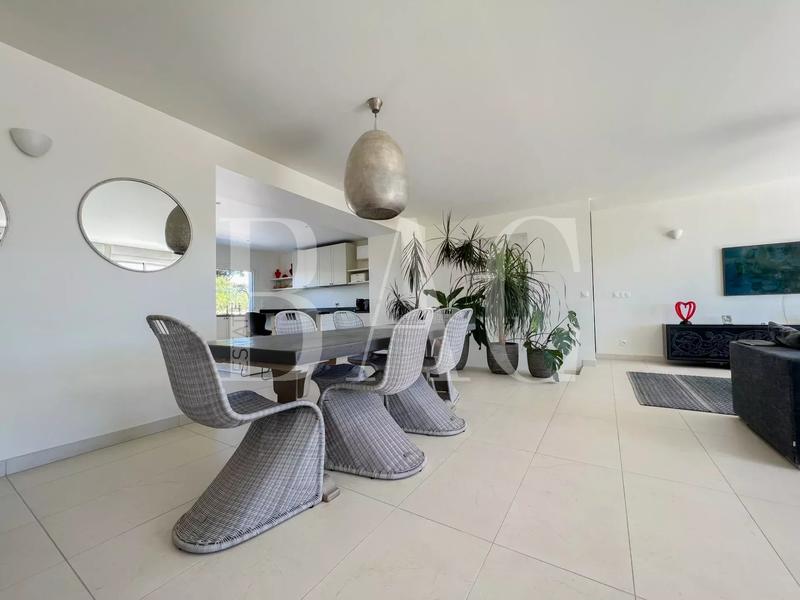 Villa - 270 m² - 8 pièces