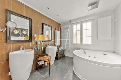 Maison - 277 m² - 9 pièces