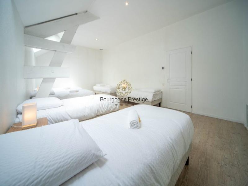 Propriété - 322 m² - 9 pièces