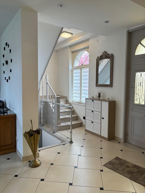 Maison - 285 m² - 8 pièces