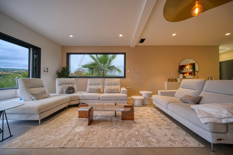 Propriété - 284 m² - 6 pièces