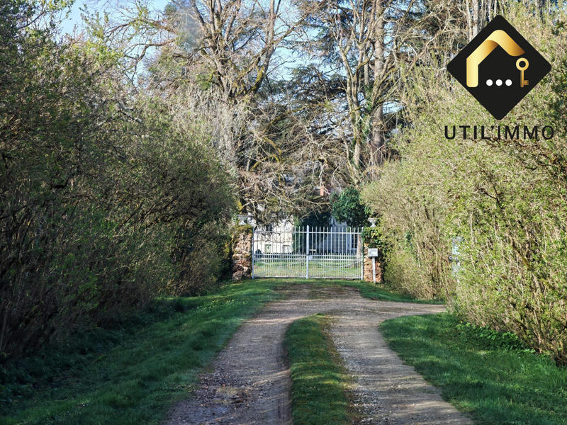 Maison - 1 062 m² - 13 pièces