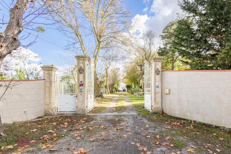 Propriété - 425 m² - 14 pièces