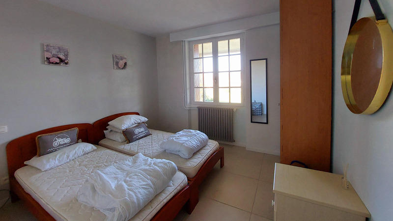 Maison - 244 m² - 8 pièces