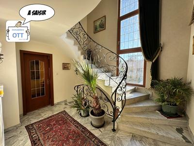 Maison - 211 m² - 8 pièces