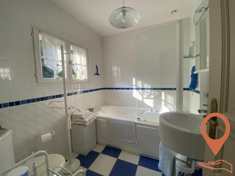 Maison - 212 m² - 9 pièces