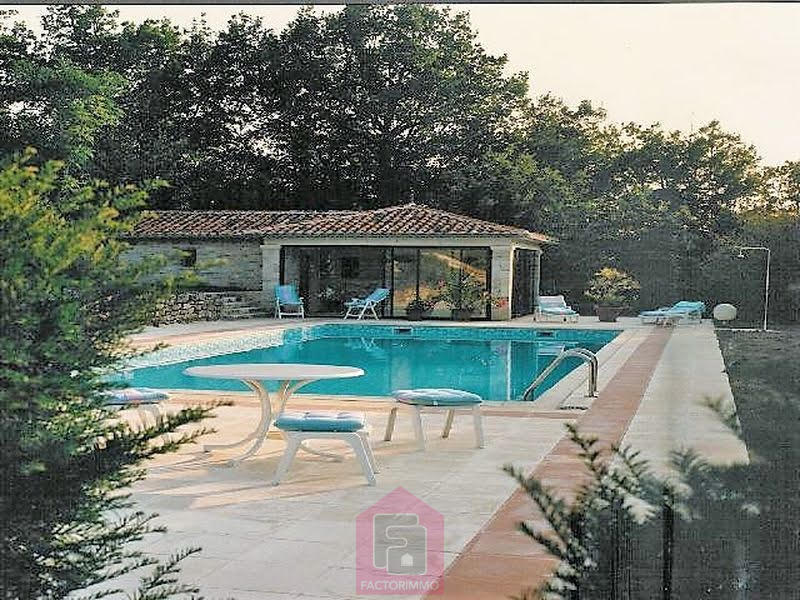 Propriété - 310 m² - 9 pièces