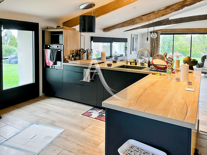 Maison - 230 m² - 8 pièces