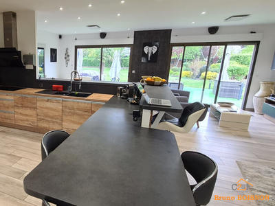 Maison - 317 m² - 8 pièces