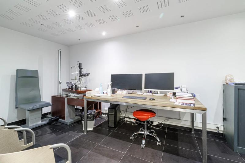 Local commercial - 224 m² - 9 pièces