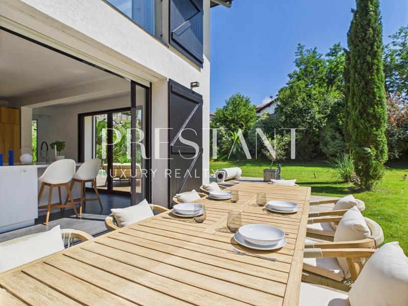 Maison - 310 m² - 11 pièces