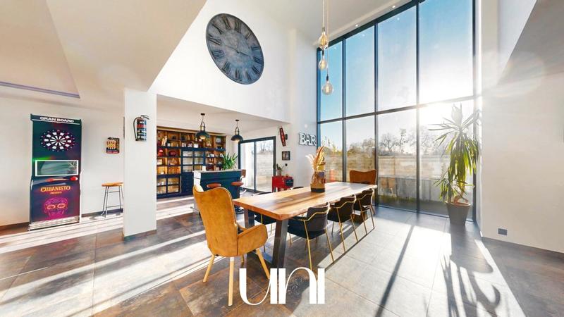 Maison - 317 m² - 9 pièces