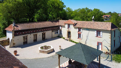 Maison - 280 m² - 8 pièces