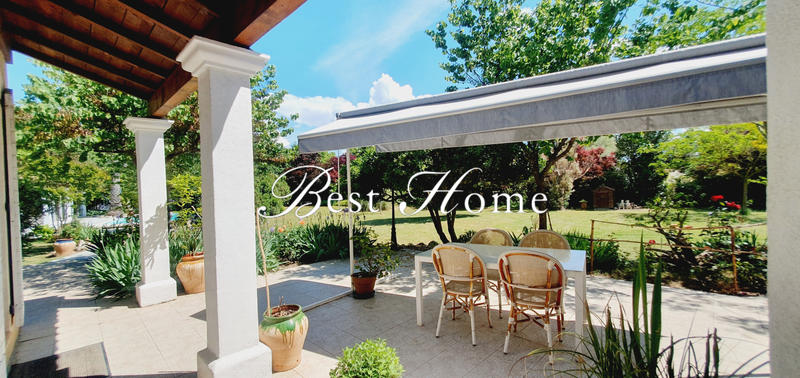 Maison - 230 m² - 8 pièces