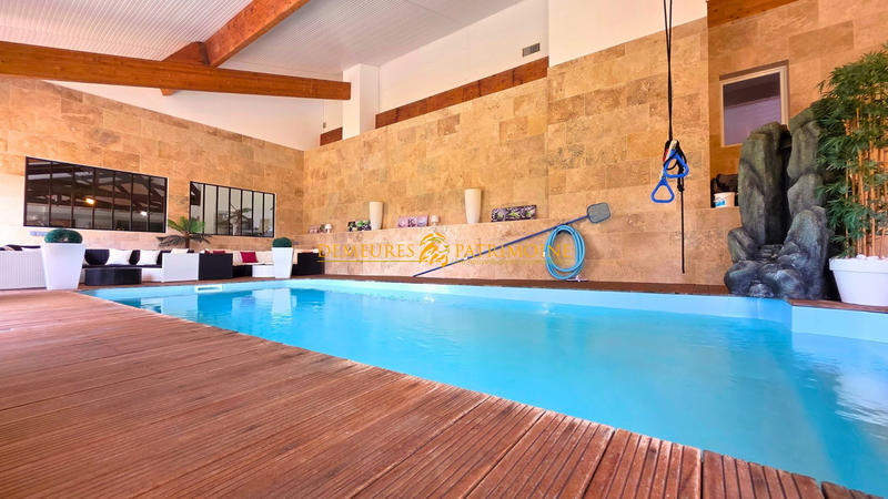 Maison - 700 m² - 9 pièces