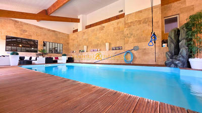 Maison - 700 m² - 9 pièces