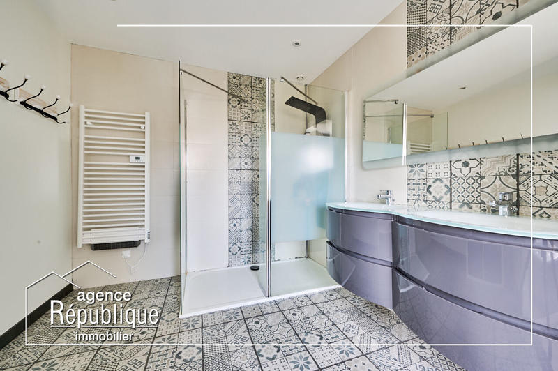 Maison - 222 m² - 9 pièces