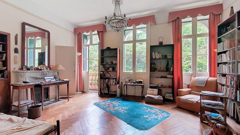 Demeure - 300 m² - 11 pièces