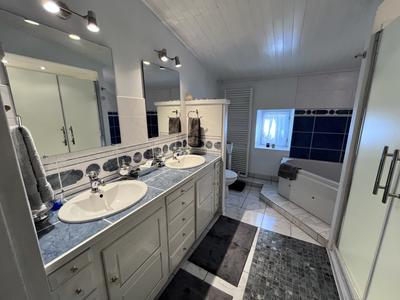 Maison traditionnelle - 290 m² - 7 pièces