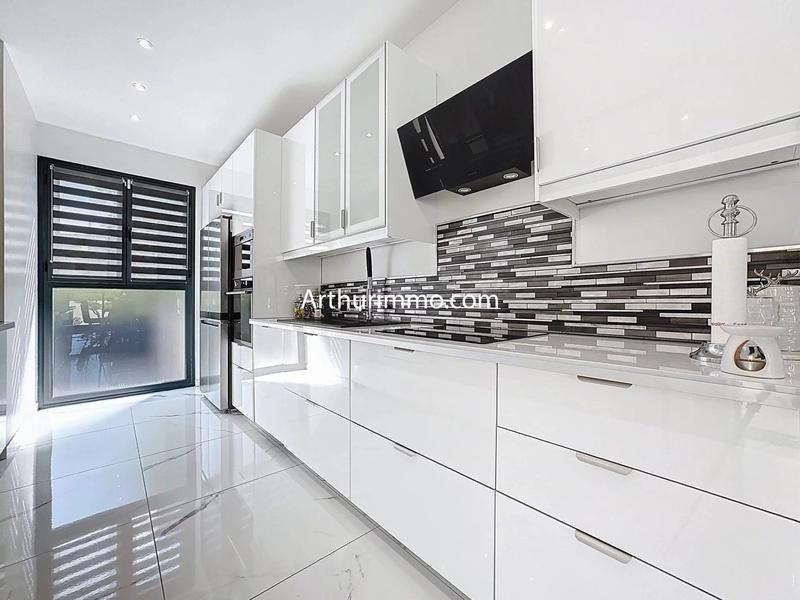 Maison - 235 m² - 8 pièces