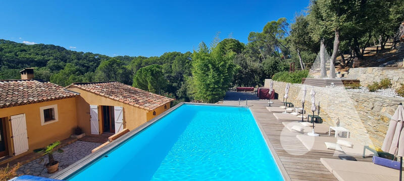 Maison - 298 m² - 9 pièces