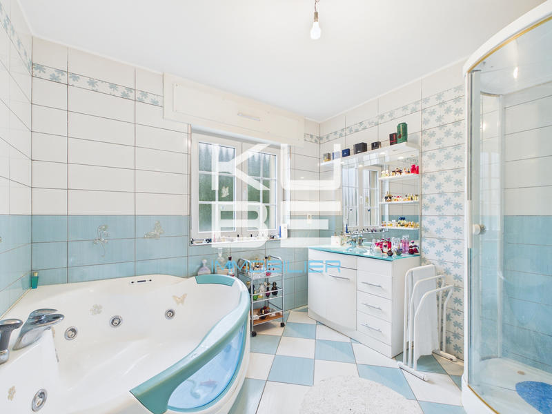 Maison - 220 m² - 8 pièces