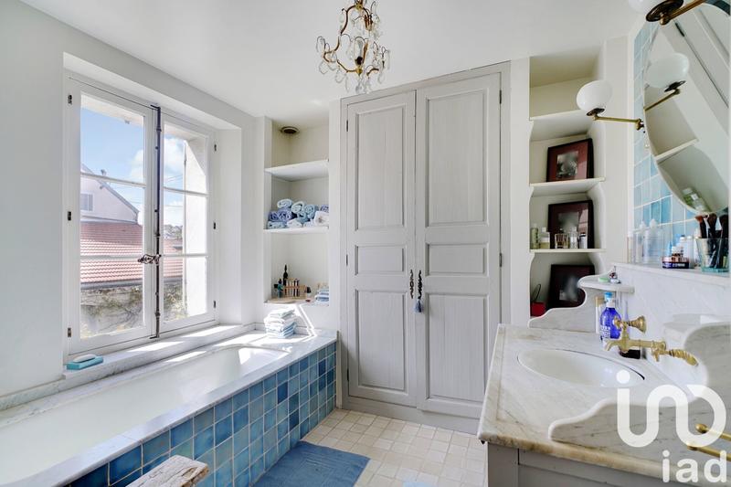 Maison - 230 m² - 8 pièces