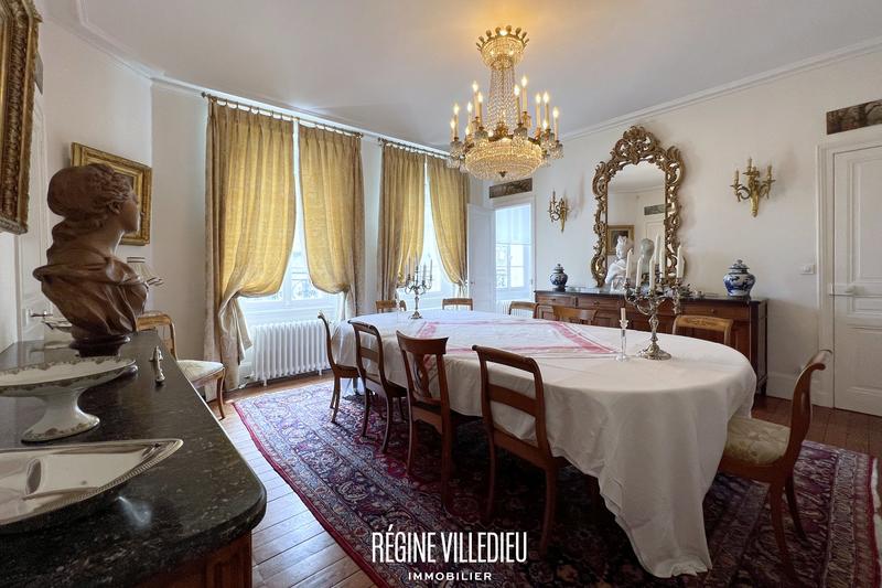 Maison - 372 m² - 11 pièces