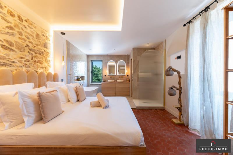 Maison - 202 m² - 8 pièces