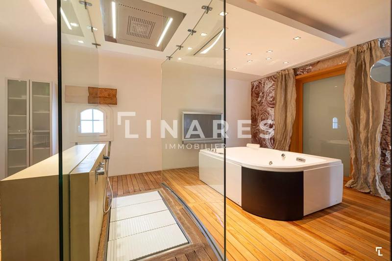 Maison - 570 m² - 7 pièces