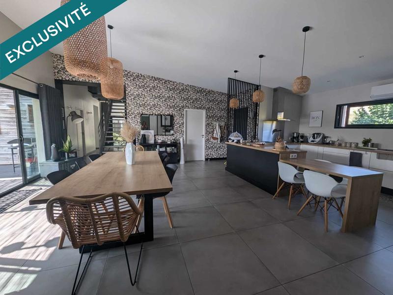 Maison - 220 m² - 9 pièces