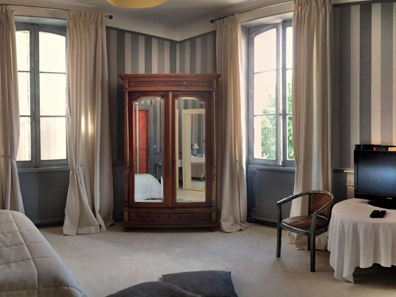 Maison - 325 m² - 12 pièces